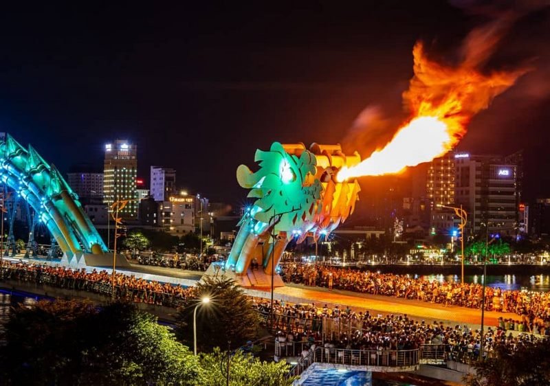 Le pont des dragons de Da Nang crache du feu