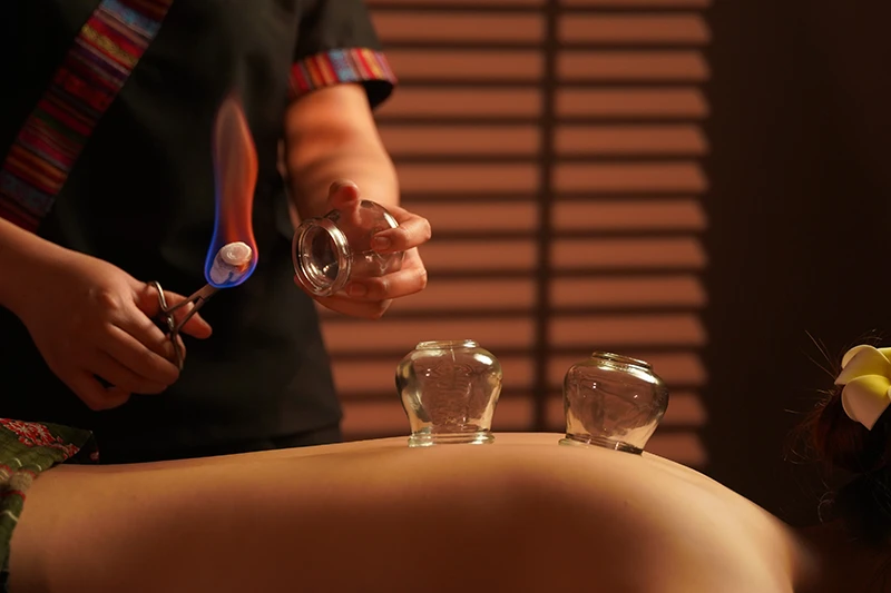 Massage traditionnel huiles chauffées