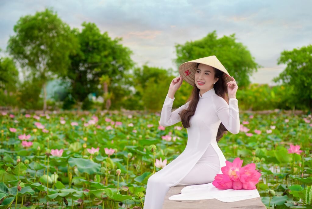 Áo dài blanc dans un champ de lotus
