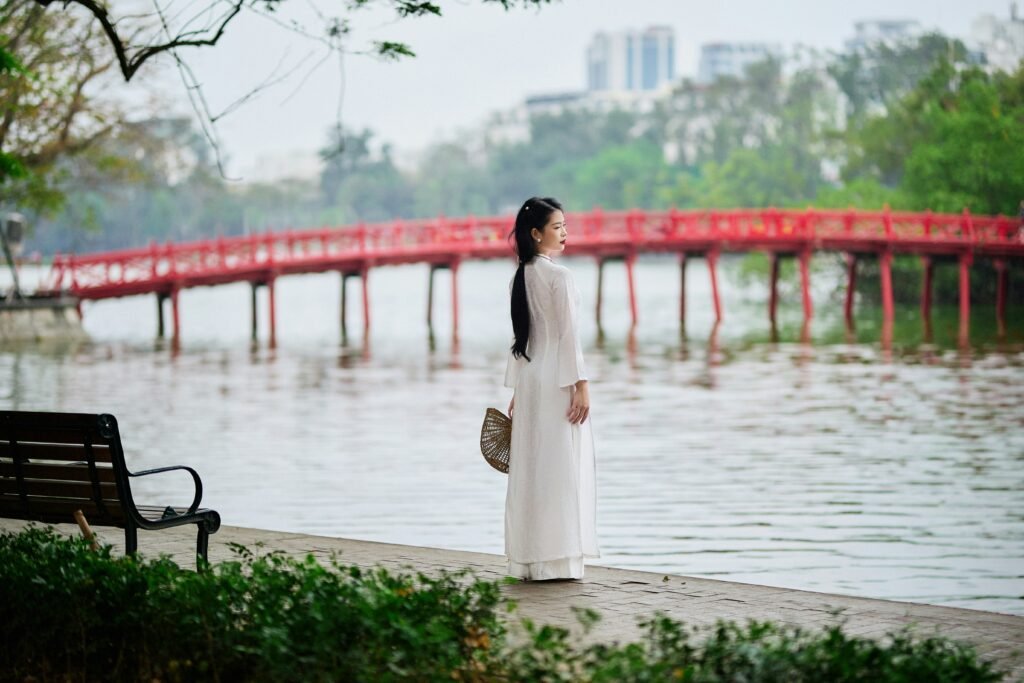 Áo dài blanc près du pont The Huc, Hanoï
