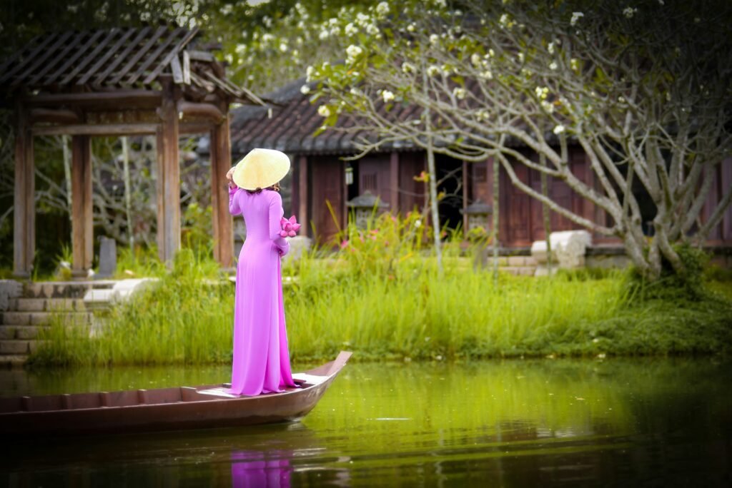 Áo dài violet sur une barque