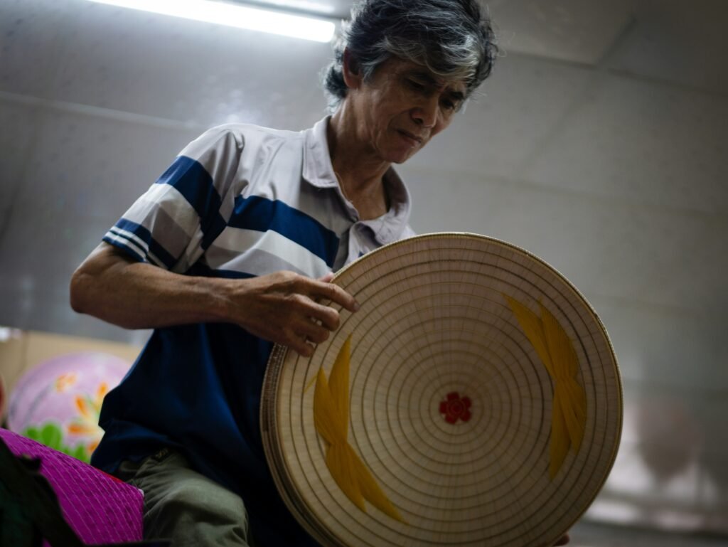 Artisan fabriquant un chapeau conique