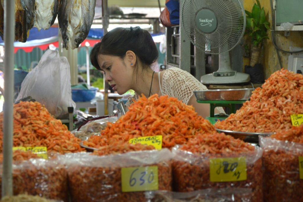 Au marché, devant un étal
