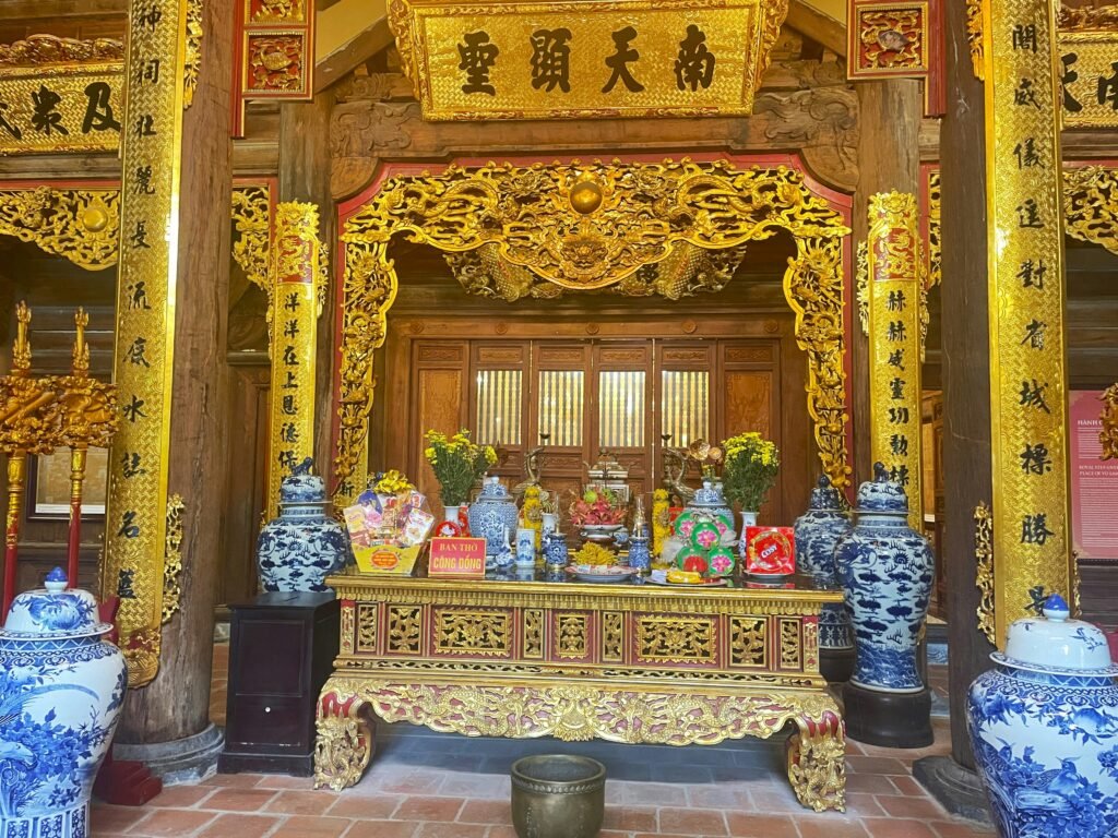 Autel dans un temple vietnamien