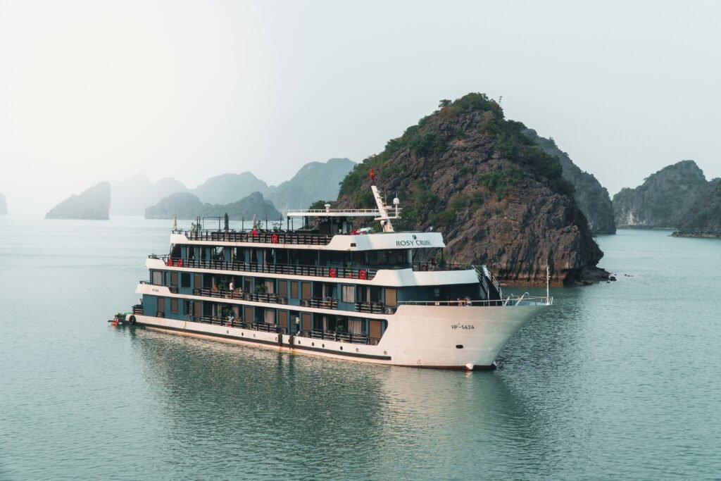 Bateau de croisière dans la baie d’Halong