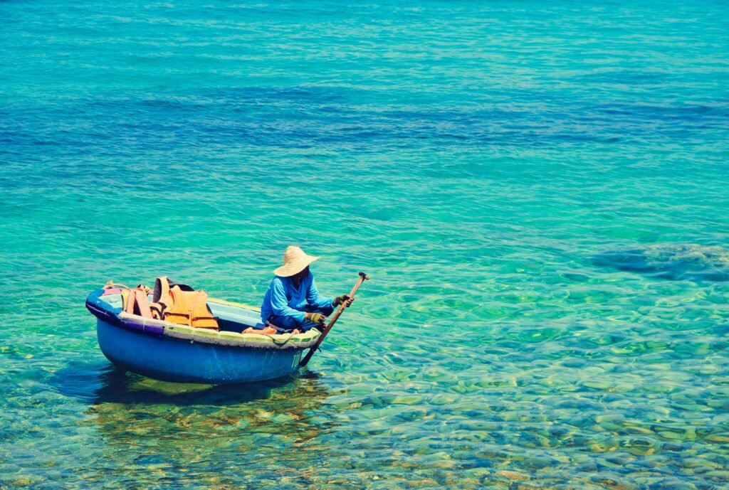 Bateau-panier sur l’eau turquoise