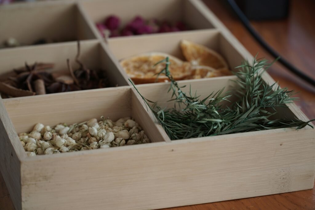 Boîte de plantes médicinales séchées