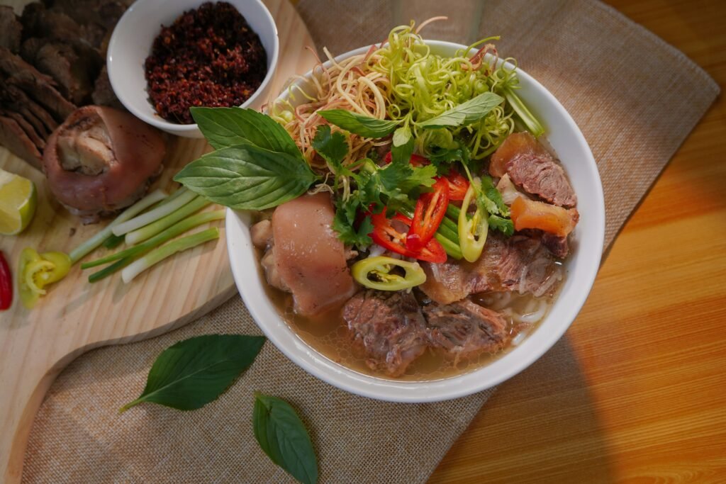 Bol de phở aux herbes fraîches