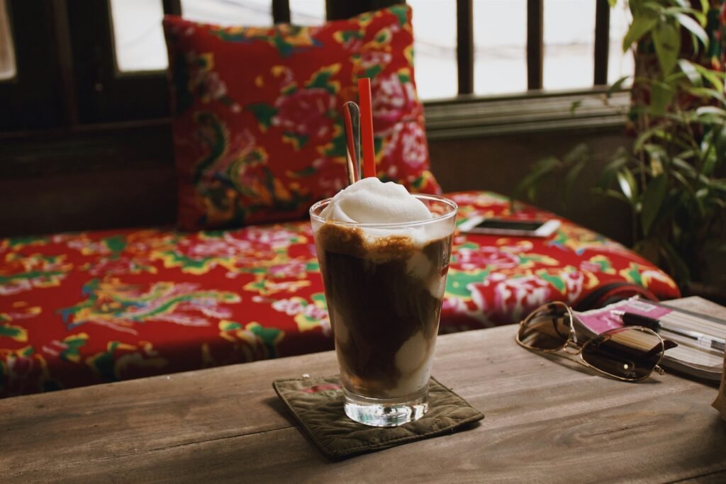 Café glacé au lait dans un café vietnamien