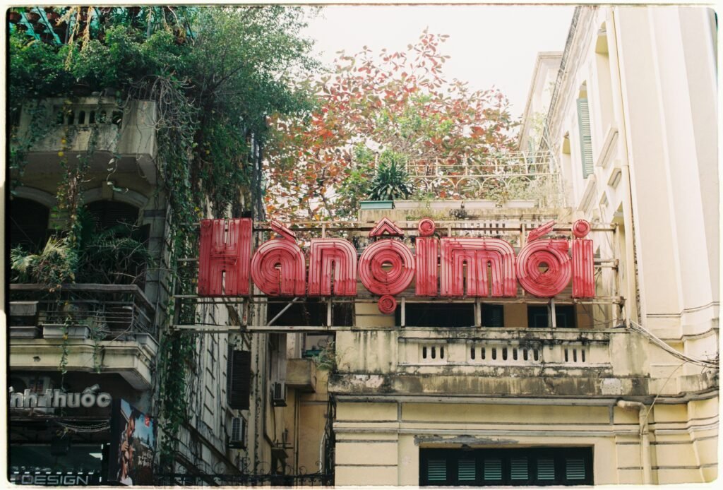 Enseigne rouge sur une façade ancienne