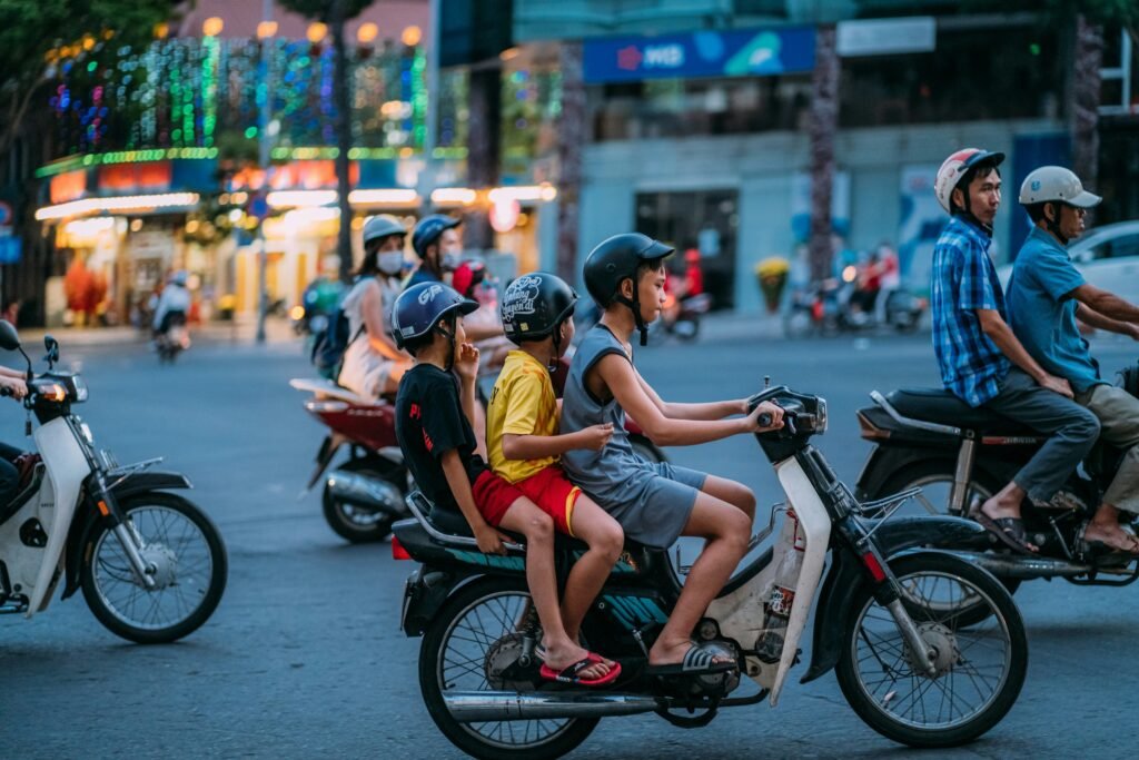 Famille à scooter