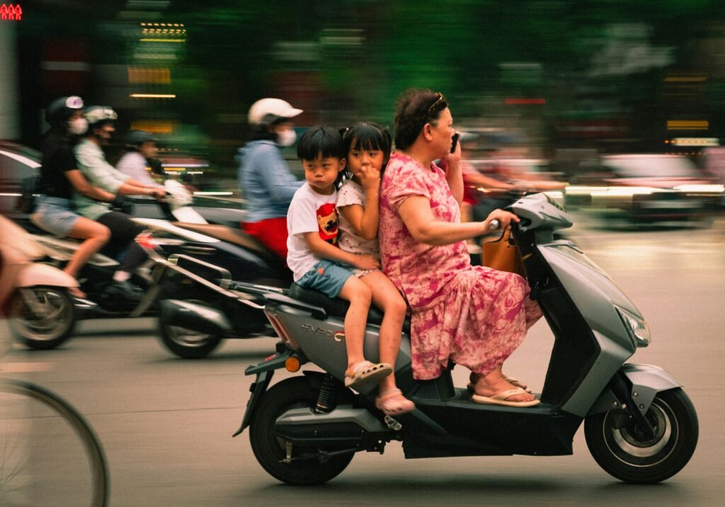 Famille à scooter en ville