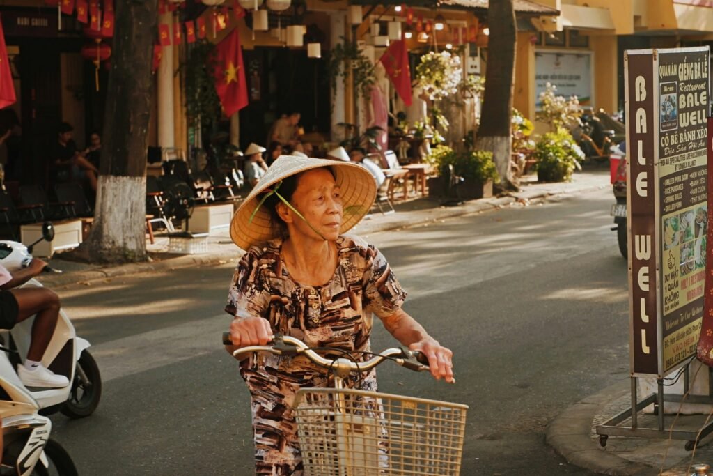 Femme âgée à vélo dans la rue