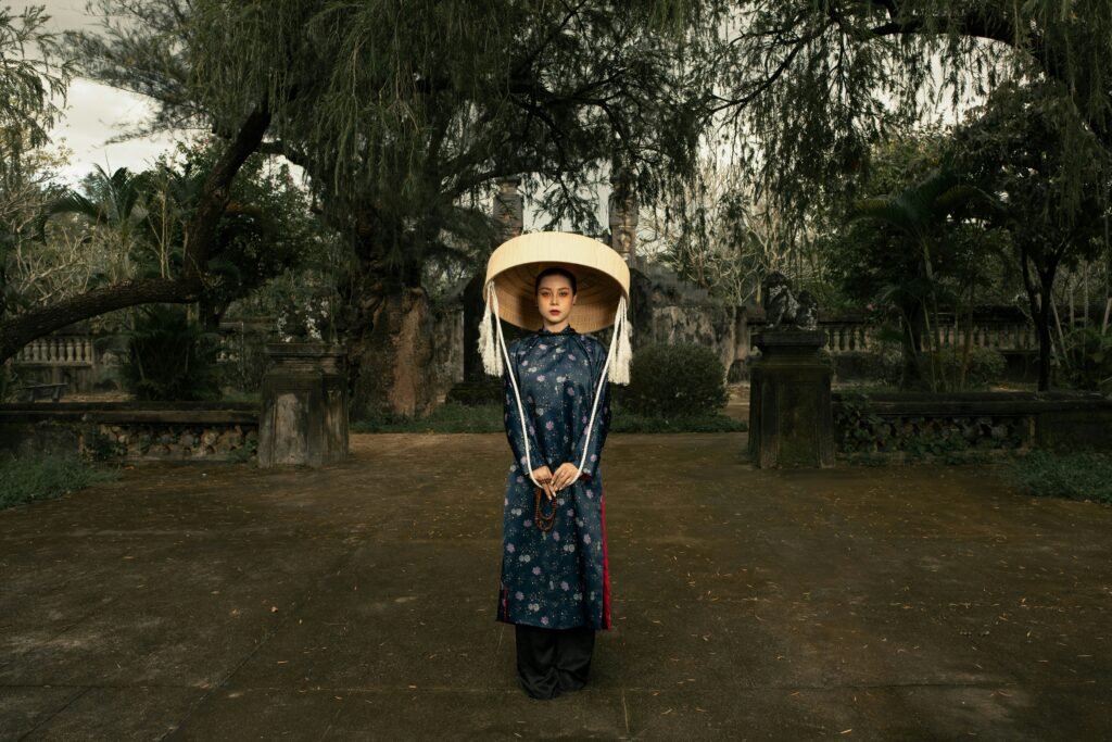 Femme en áo dài et nón lá