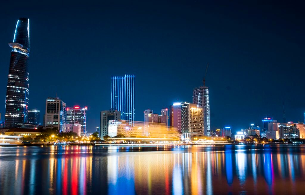 Gratte-ciel de Hô Chi Minh-Ville au bord de la rivière
