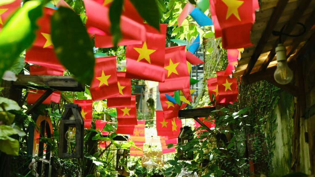 Lanternes et drapeaux rouges pour la fête