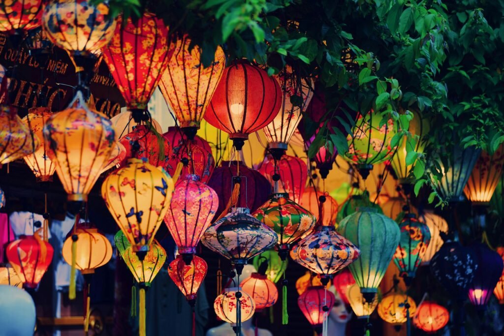 Lanternes suspendues pour la fête