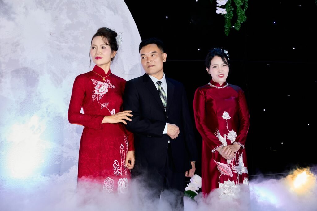 Marié entouré de femmes en áo dài rouge
