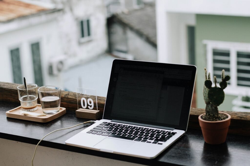 Ordinateur portable dans un café