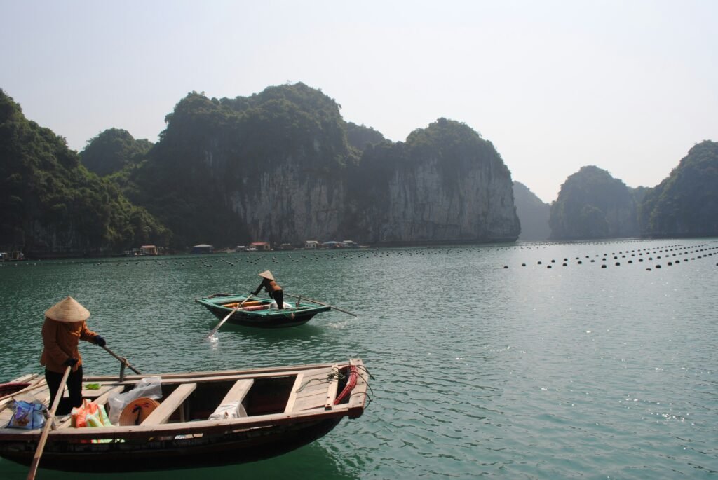 Pêcheurs dans la baie d’Halong