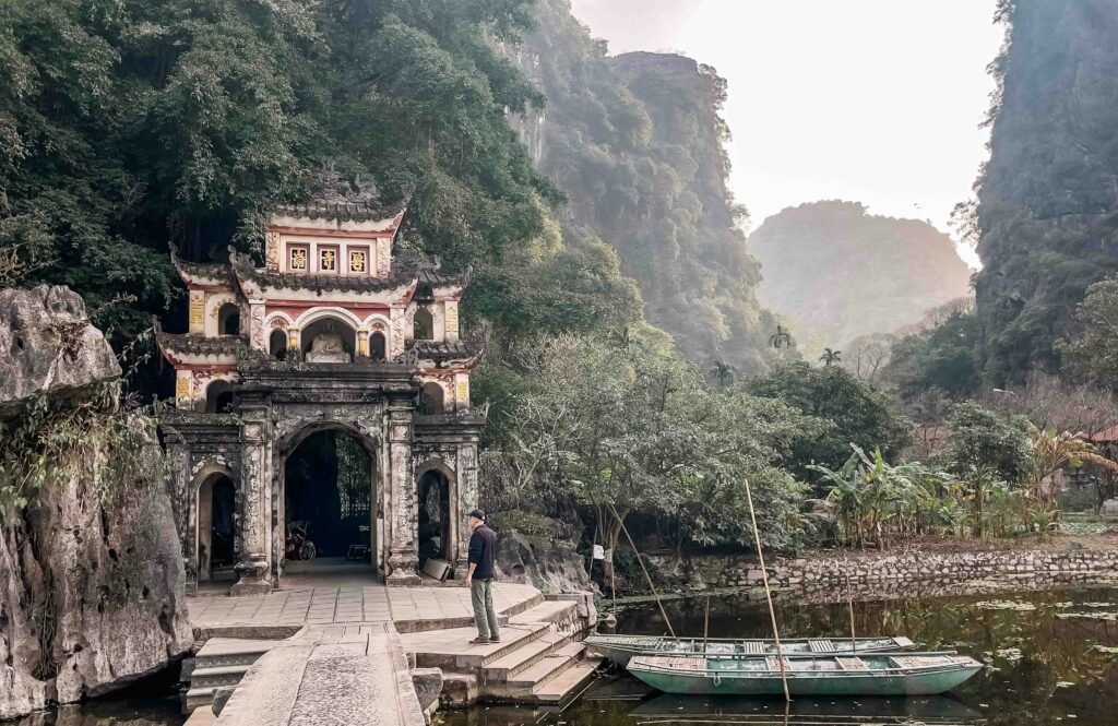 Porte de temple au bord de la rivière, Ninh Binh