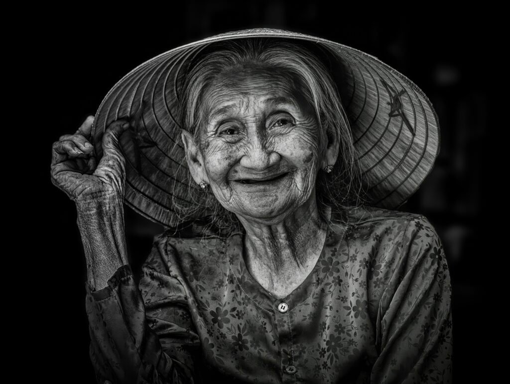 Portrait d’une Vietnamienne âgée au chapeau conique