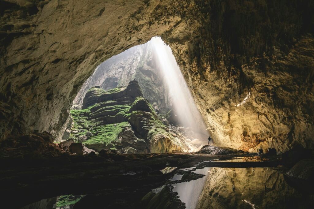 Rayon de lumière dans une grotte géante