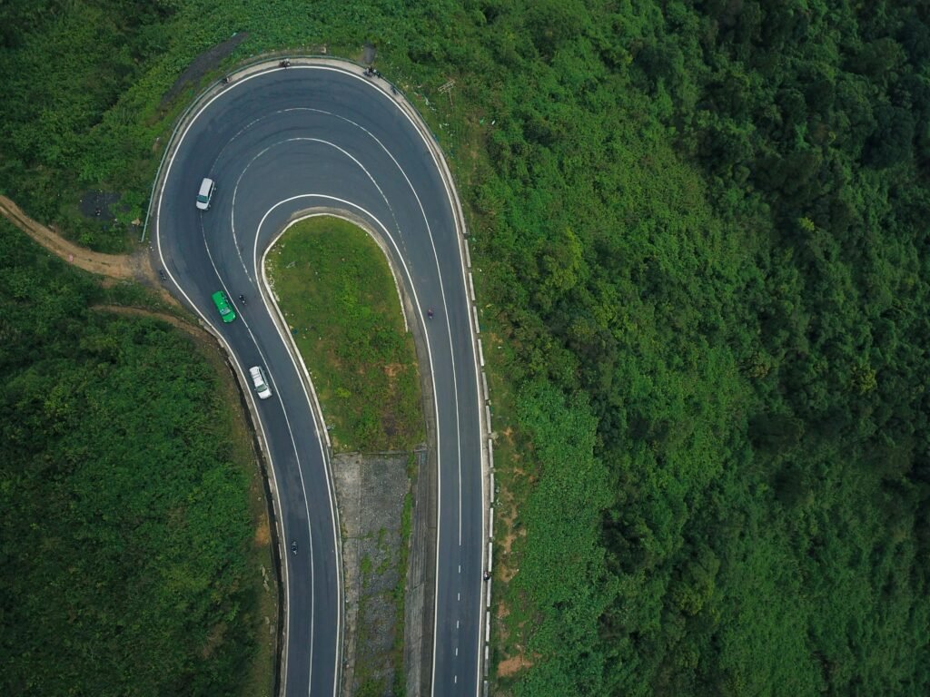 Route en lacets dans la montagne