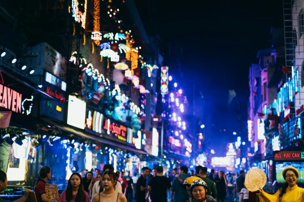Rue animée de Saigon la nuit