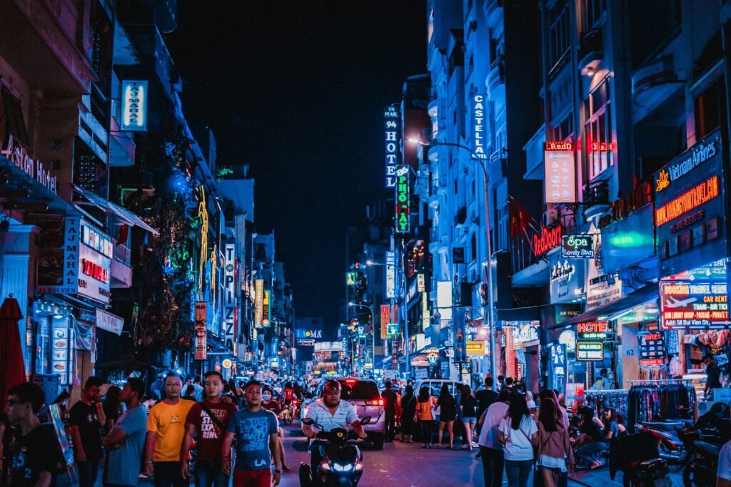 Rue animée de Saigon le soir