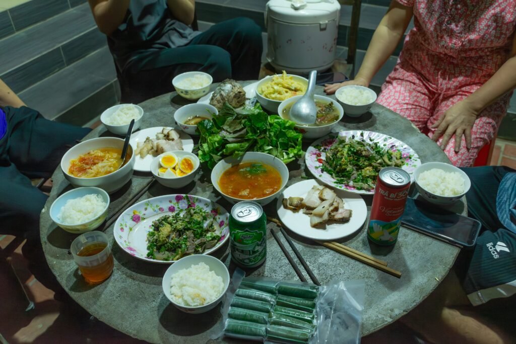 Table vietnamienne garnie de plats