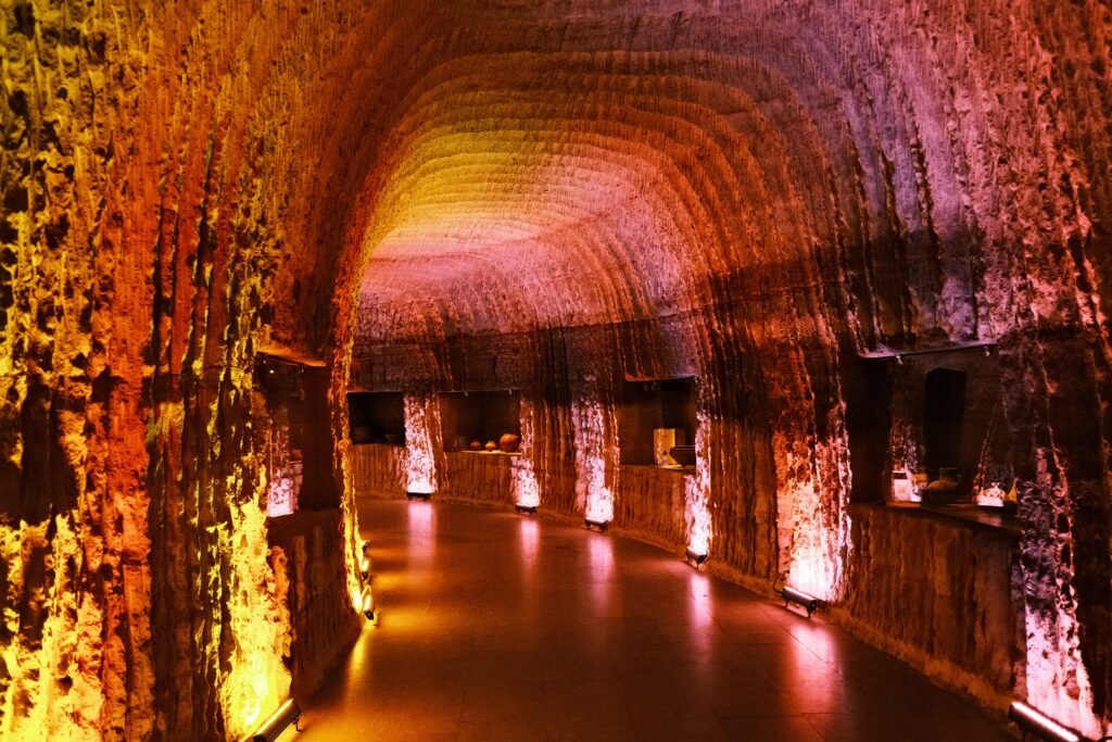 Tunnel souterrain éclairé