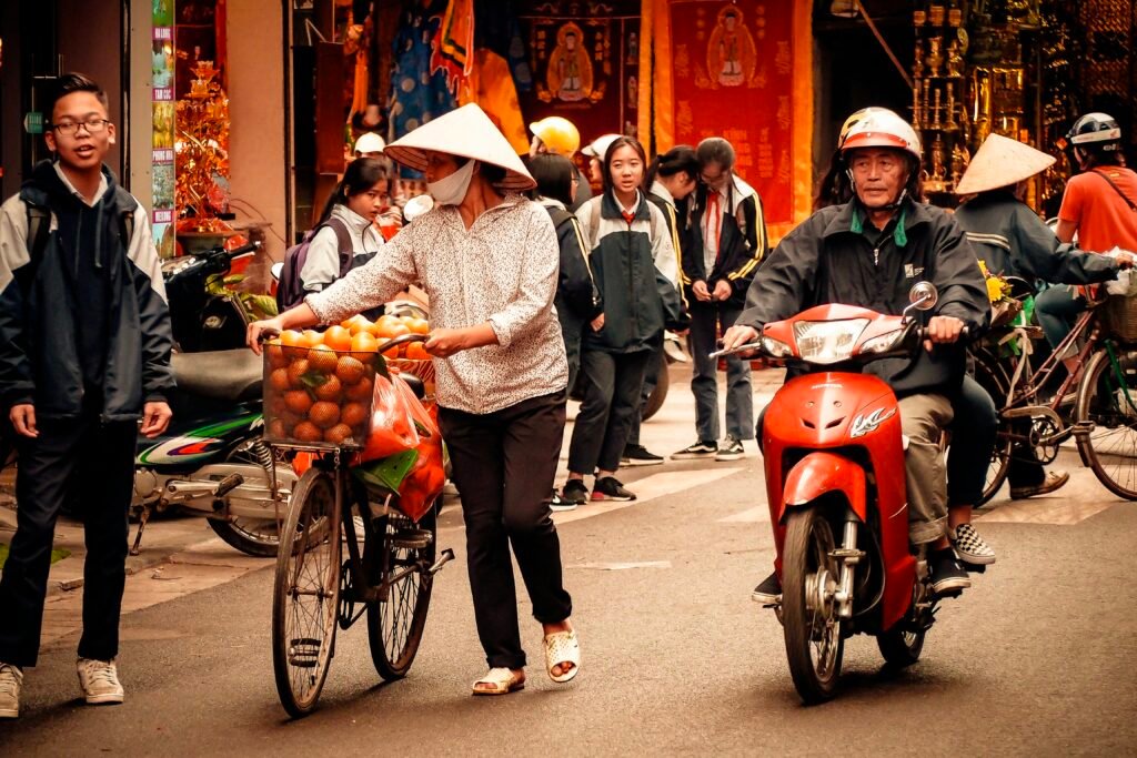 Vélos et scooters dans une rue de Hoi An