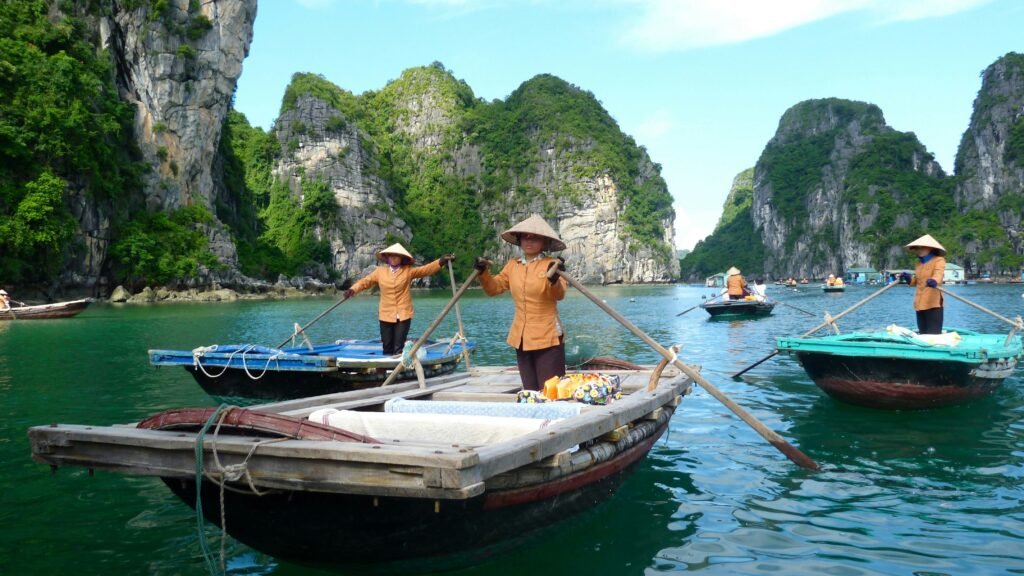 Barques dans la baie de Bai Tu Long