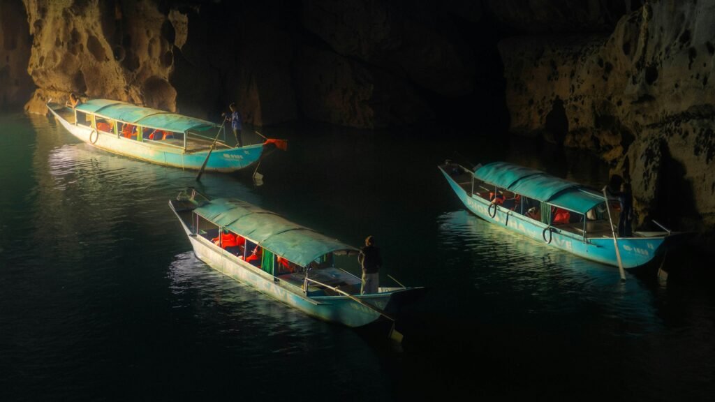 Barques dans la grotte de Phong Nha
