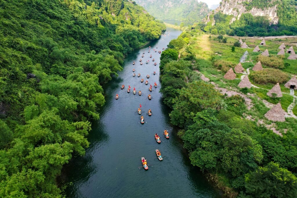 Barques sur la rivière à Ninh Binh