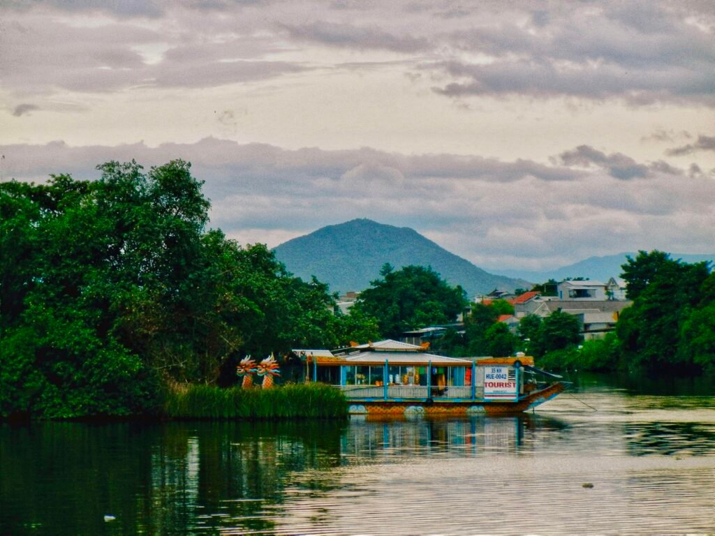 Bateau-dragon sur la rivière des Parfums, Hué