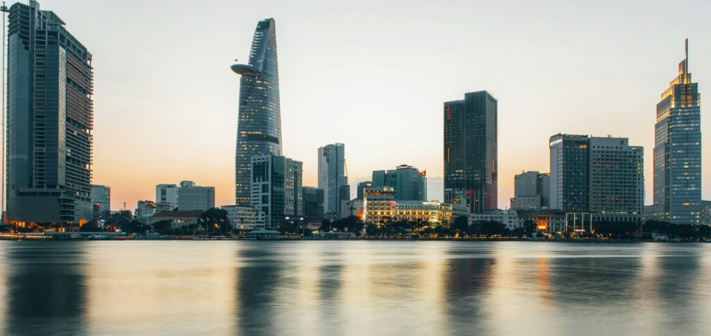 Hô Chi Minh-Ville au bord de la rivière de Saigon