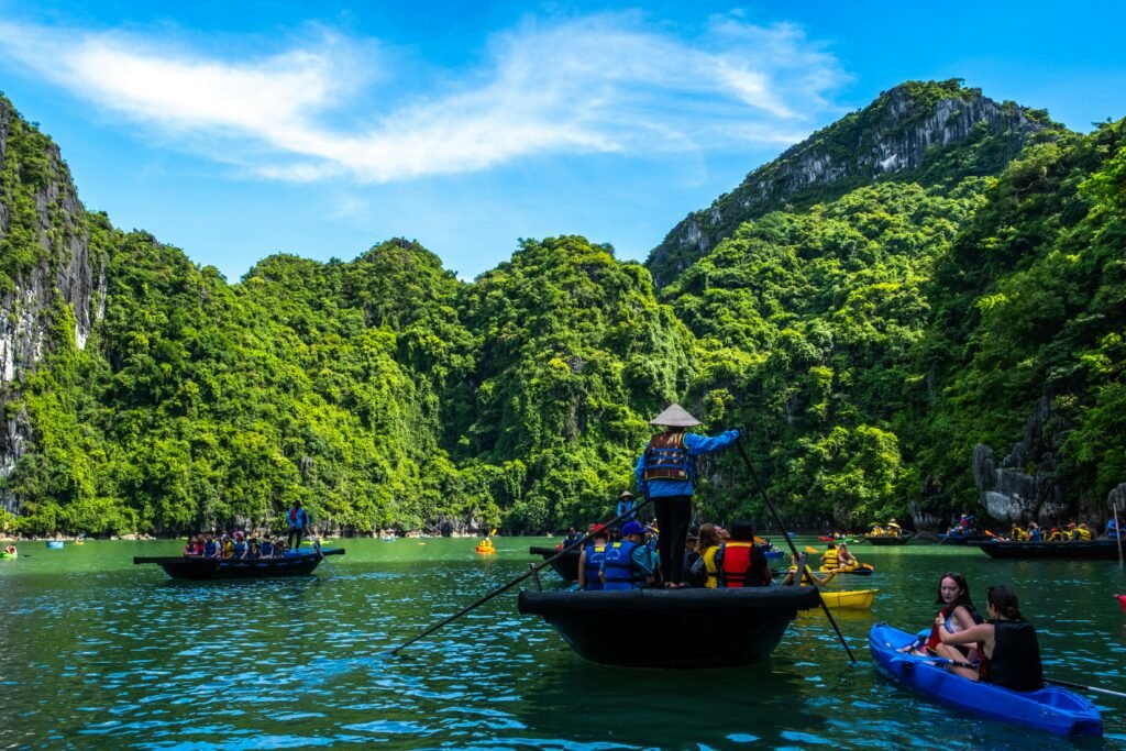 Kayak et barques dans la baie d’Halong
