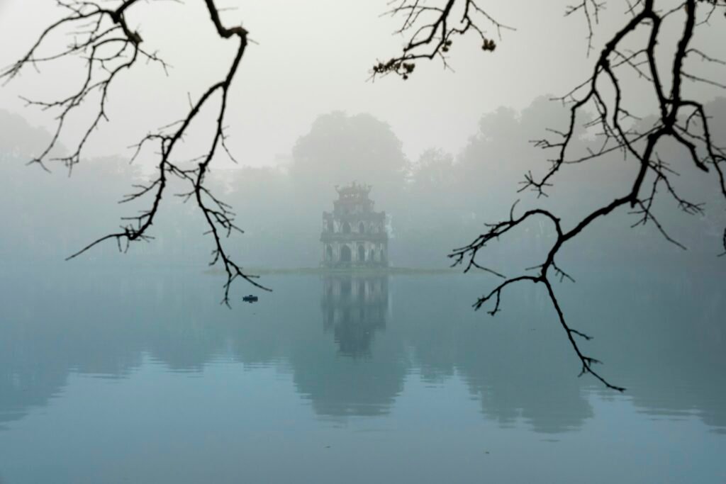 Lac dans la brume hivernale