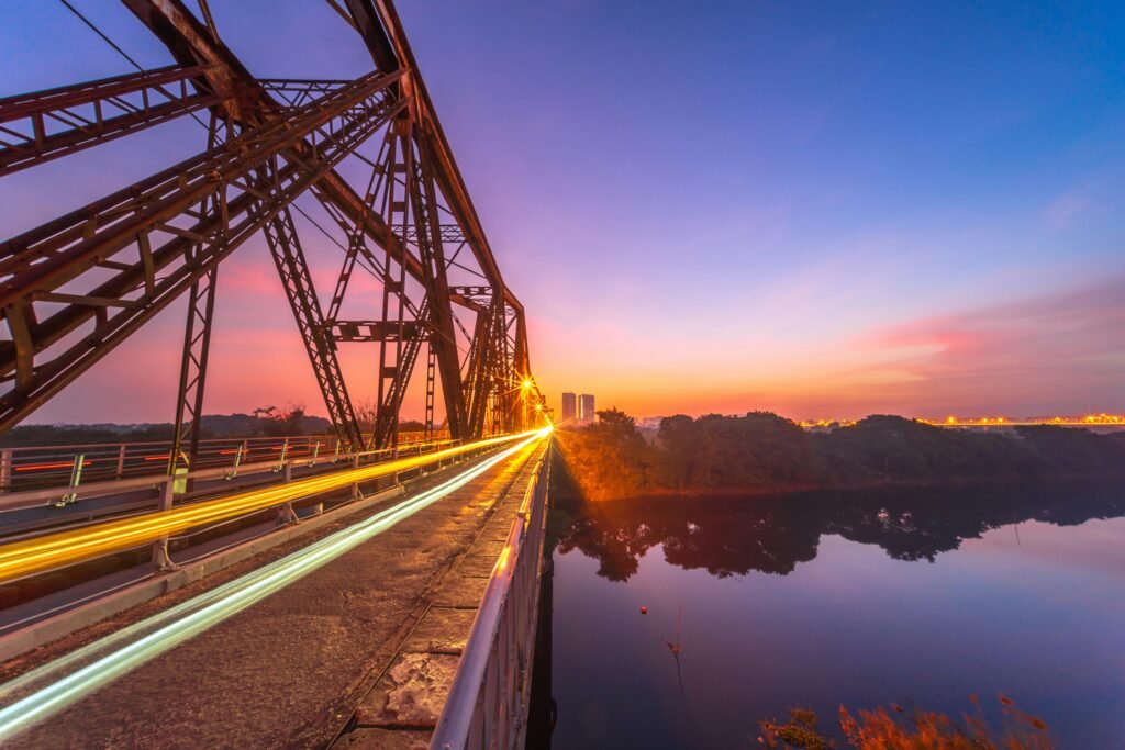 Le pont Long Bien au coucher du soleil