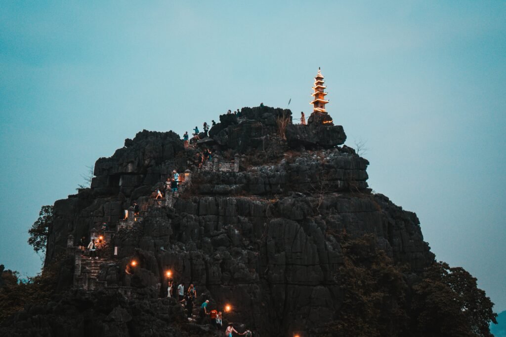 Le sommet de Hang Mua au crépuscule