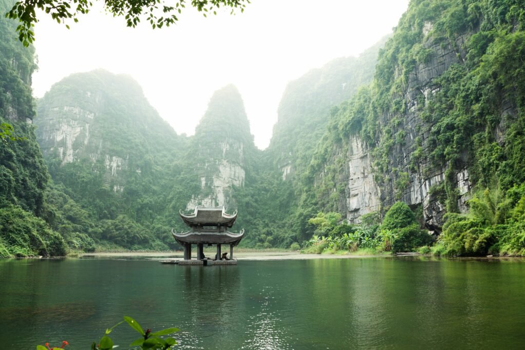 Pagode entre les pitons de Trang An