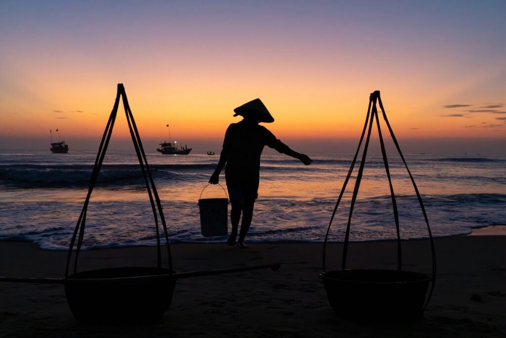 Pêcheur au lever du soleil sur la plage