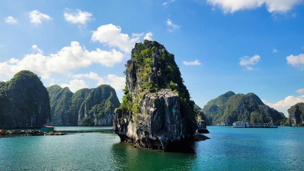 Pitons calcaires de la baie d’Halong