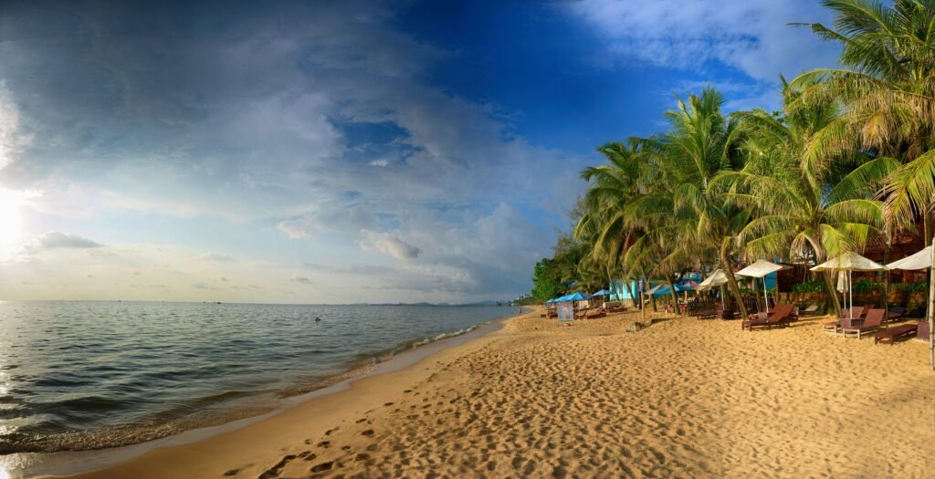 Plage bordée de cocotiers