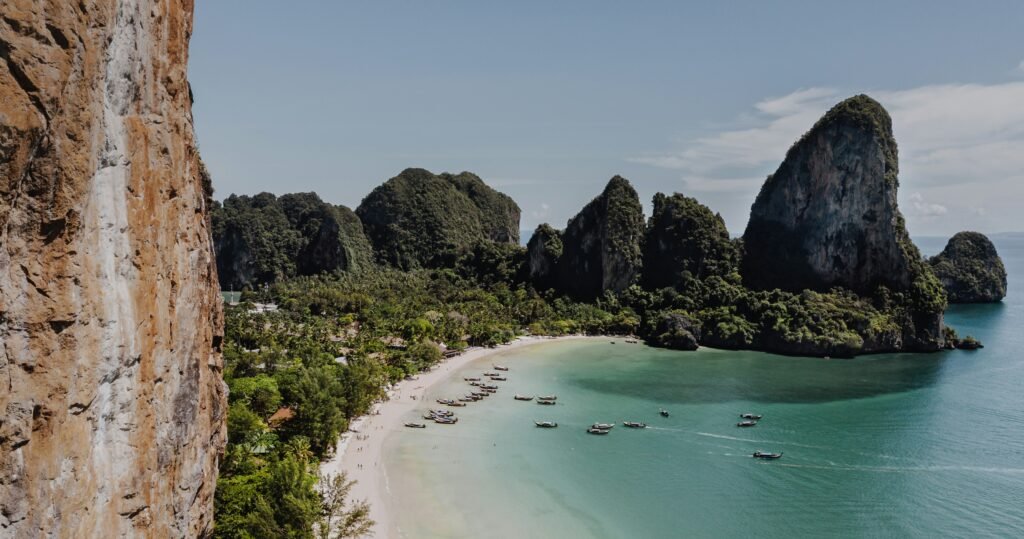 Plage entre les rochers karstiques
