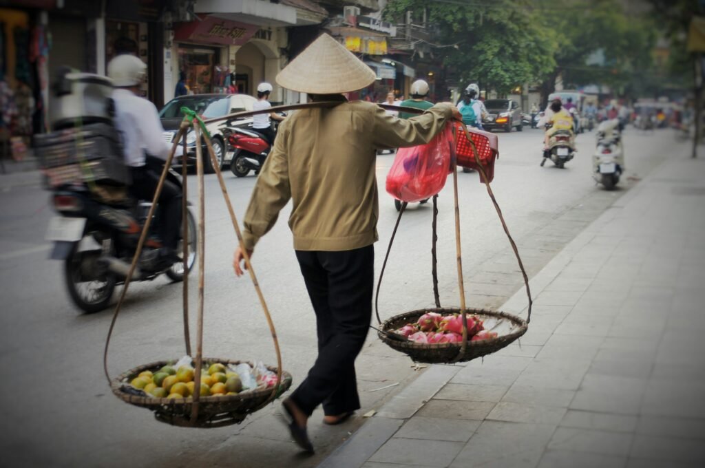 Vendeur ambulant dans les rues de Hanoï
