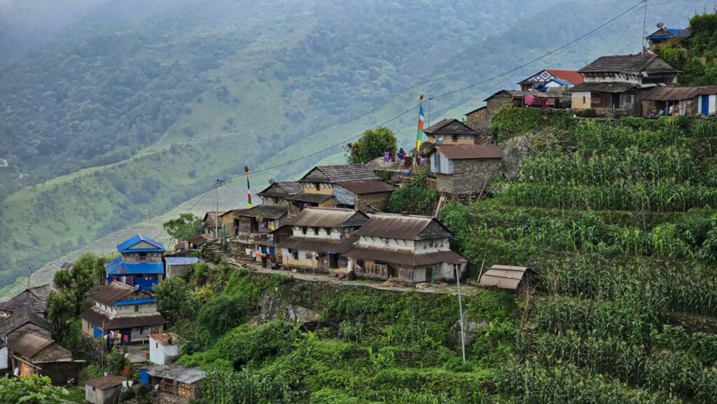 Village accroché à la montagne