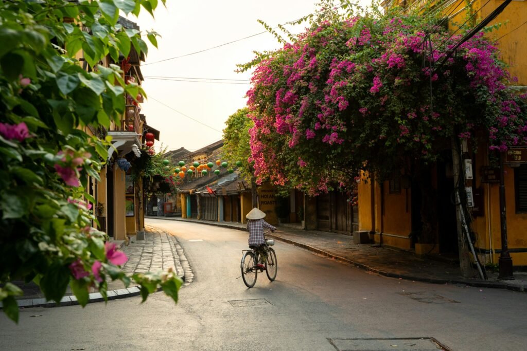 À vélo dans une rue fleurie de Hoi An